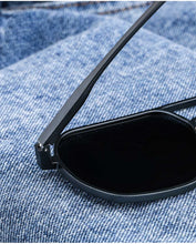 Carregar imagem no visualizador da galeria, Blackout
